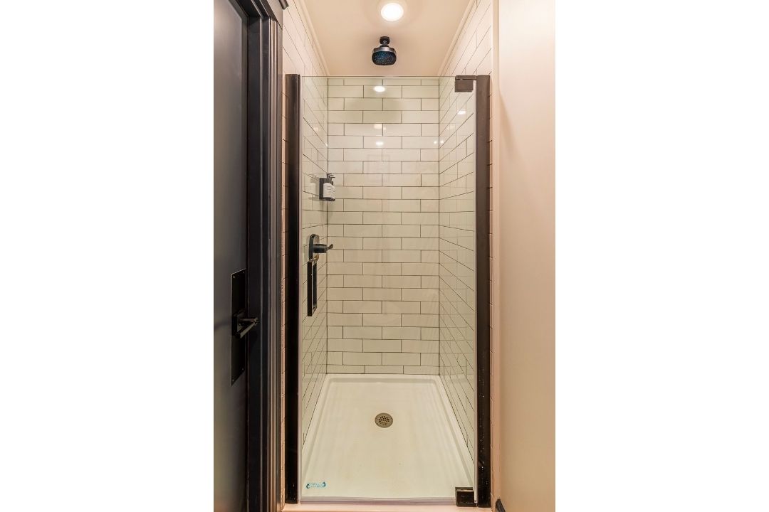the-dorm-hotel-shower